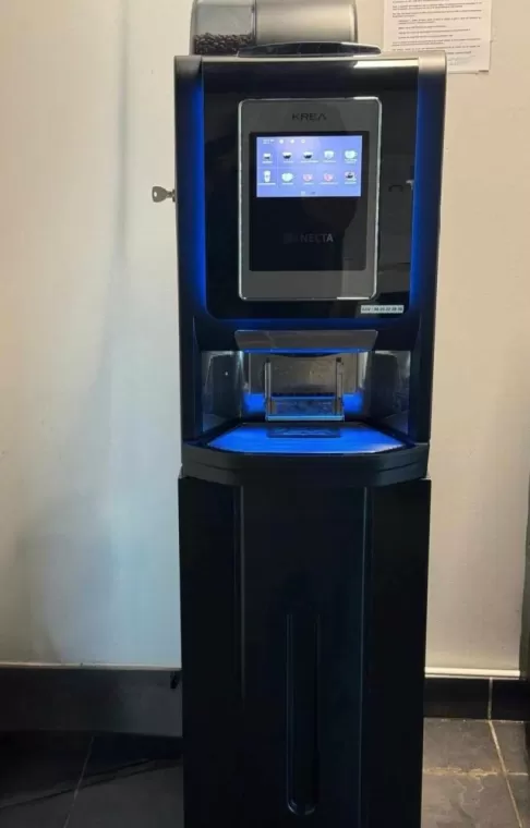 Distributeur automatique de boissons chaudes nouvelle génération avec écran tactile